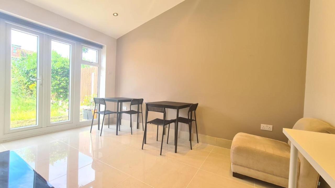 Cosy Room In East Ham ลอนดอน ภายนอก รูปภาพ
